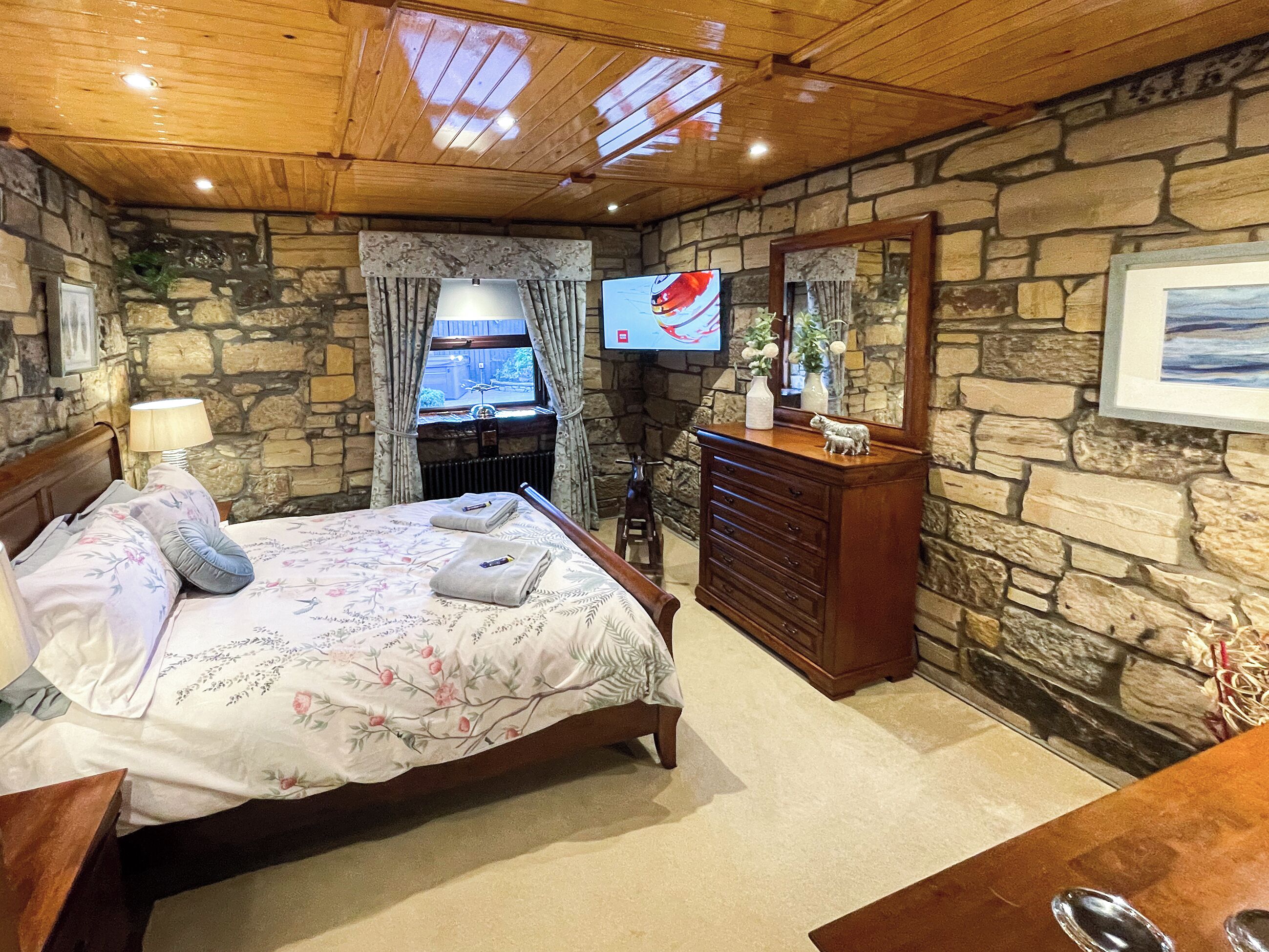 4 bedrooms, WiFi (free), bed sheets