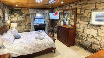 4 bedrooms, WiFi (free), bed sheets