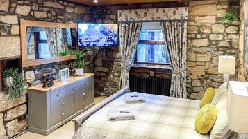 4 bedrooms, free WiFi, bed sheets