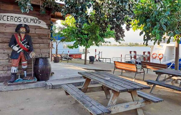 Outdoor dining - Amazing home in Deltebre with WiFi (Deltebre)