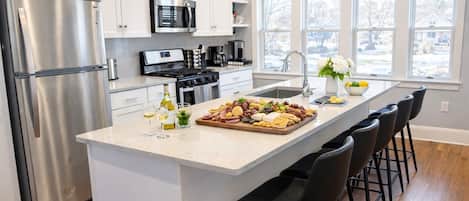 Refrigerador, microondas, horno, placa de cocina