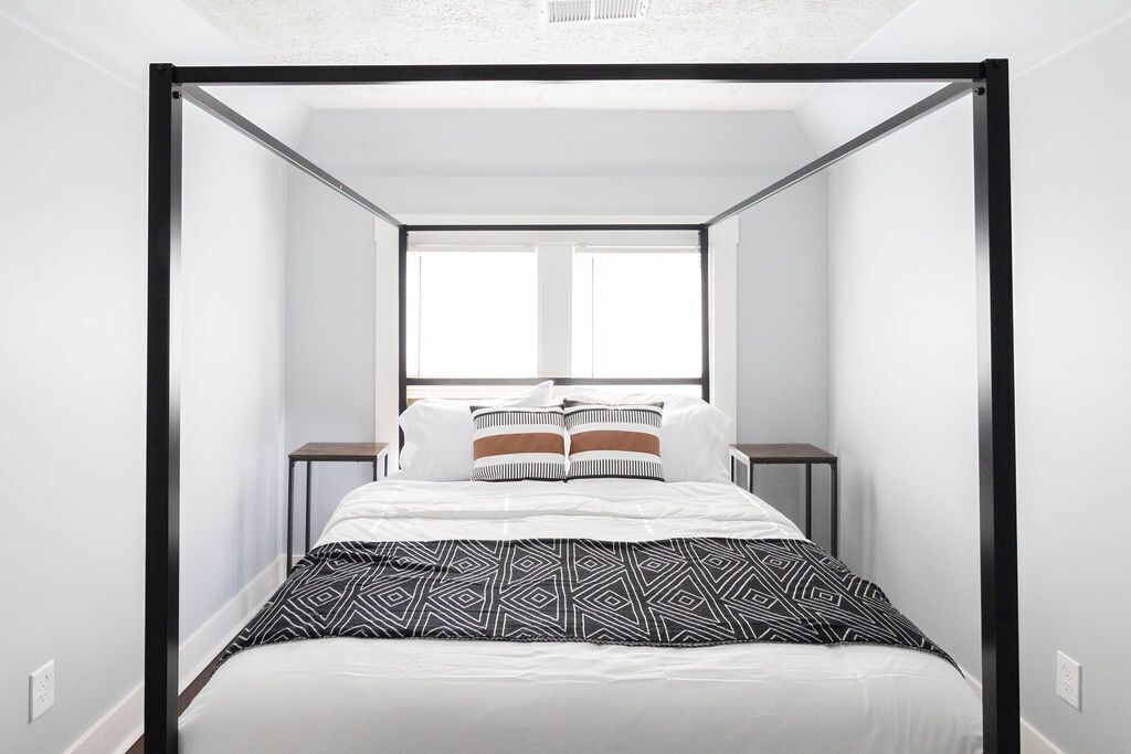 5 chambres, bureau, fer et planche à repasser, lit parapluie