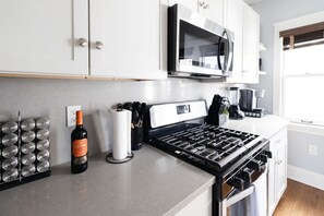 Køleskab, mikrobølgeovn, ovn, kogeplade