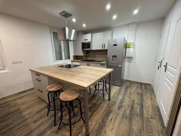 Réfrigérateur, micro-ondes, four, lave-vaisselle