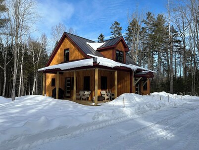 Cozy cabin nestled in the woods, 5 minutes to Sunapee Mountain & lake!