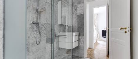 Shower, hair dryer, towels