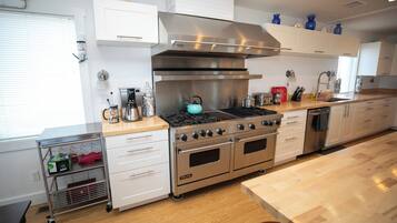 Køleskab, mikrobølgeovn, ovn, kogeplade