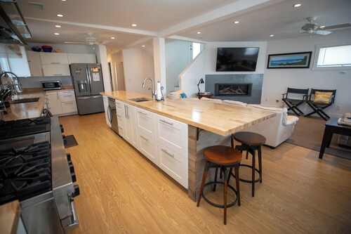 4 Bedroom Ship Bottom Beach House w/Hot Tub + Game room! 1 Block to the Beach!
