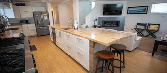 4 Bedroom Ship Bottom Beach House w/Hot Tub + Game room! 1 Block to the Beach!
