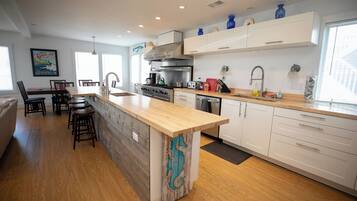 Køleskab, mikrobølgeovn, ovn, kogeplade