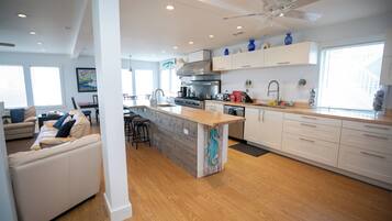 Køleskab, mikrobølgeovn, ovn, kogeplade