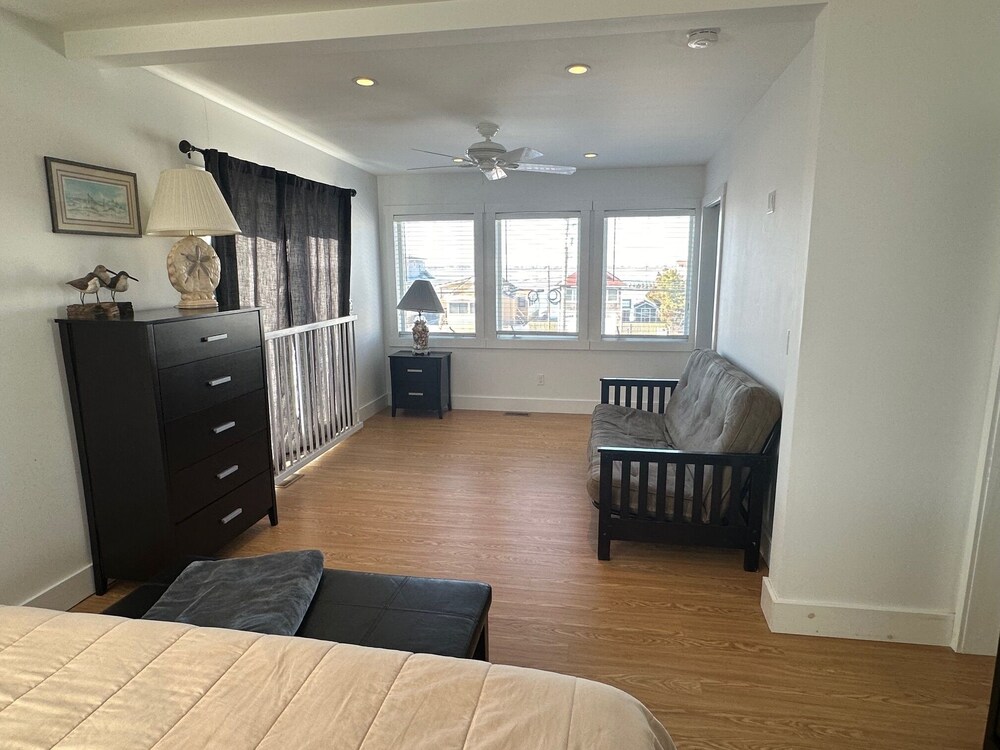 4 Bedroom Ship Bottom Beach House w/Hot Tub + Game room! 1 Block to the