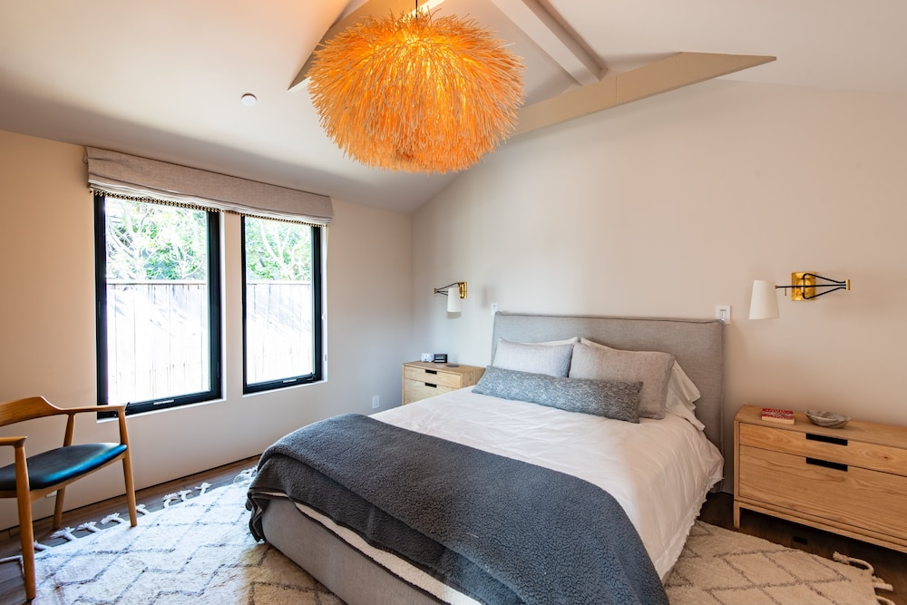 Modern luxury beach house. Hot tub. On Seadrift Lagoon Stinson Beach