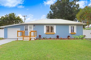 Exterior - Charming Dade City - Backyard Oasis - Convenient to Tampa amenities (Dade City)