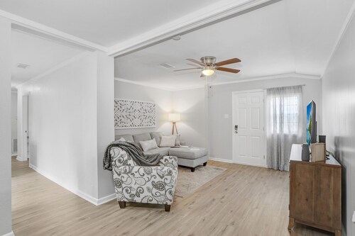 Charming Dade City - Backyard Oasis - Convenient to Tampa amenities