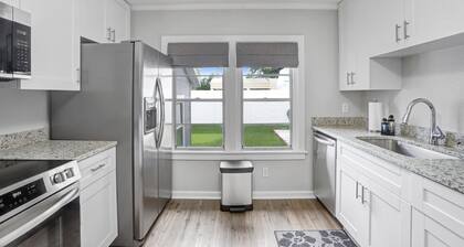 Charming Dade City - Backyard Oasis - Convenient to Tampa amenities