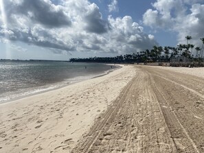 Nær stranden, solsenger og strandhåndklær