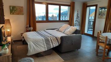 2 bedrooms, travel cot, WiFi
