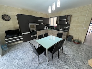 Kühlschrank, Mikrowelle, Ofen, Wasserkocher