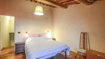 2 bedrooms, travel crib, free WiFi