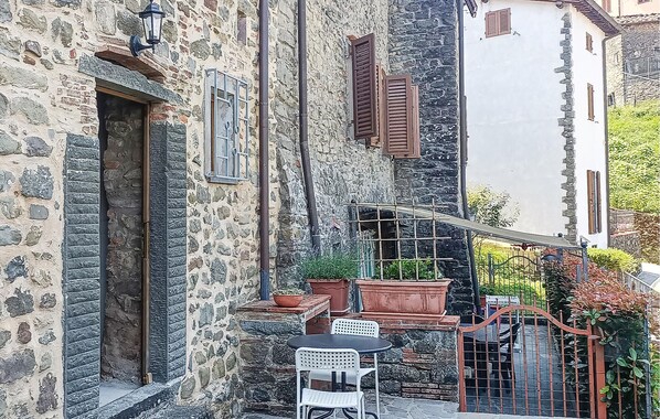 Outdoor dining - Nice home in Borgo a Mozzano with WiFi (Borgo a Mozzano)