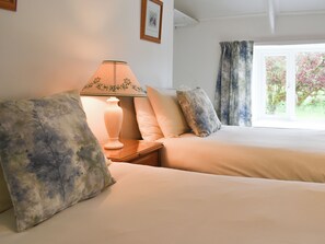 3 bedrooms, free WiFi, bed sheets - 3 bedroom accommodation in Lostwithiel (Lostwithiel)