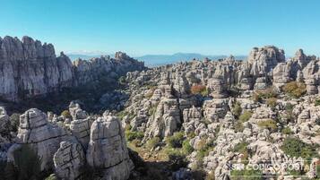 Un paisaje agreste con formaciones rocosas destacadas y un cielo despejado.