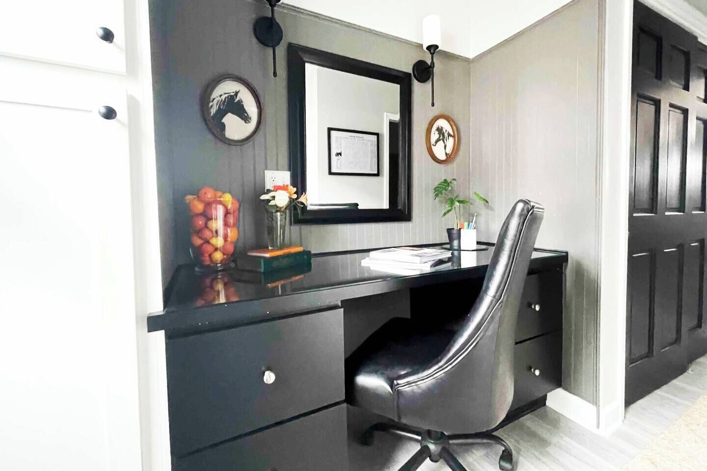 Un bureau moderne, avec une chaise, un miroir et des objets décoratifs.