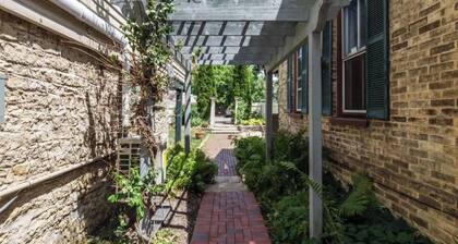 Historic Downtown- King Bed-St Johns Acad-Shopping