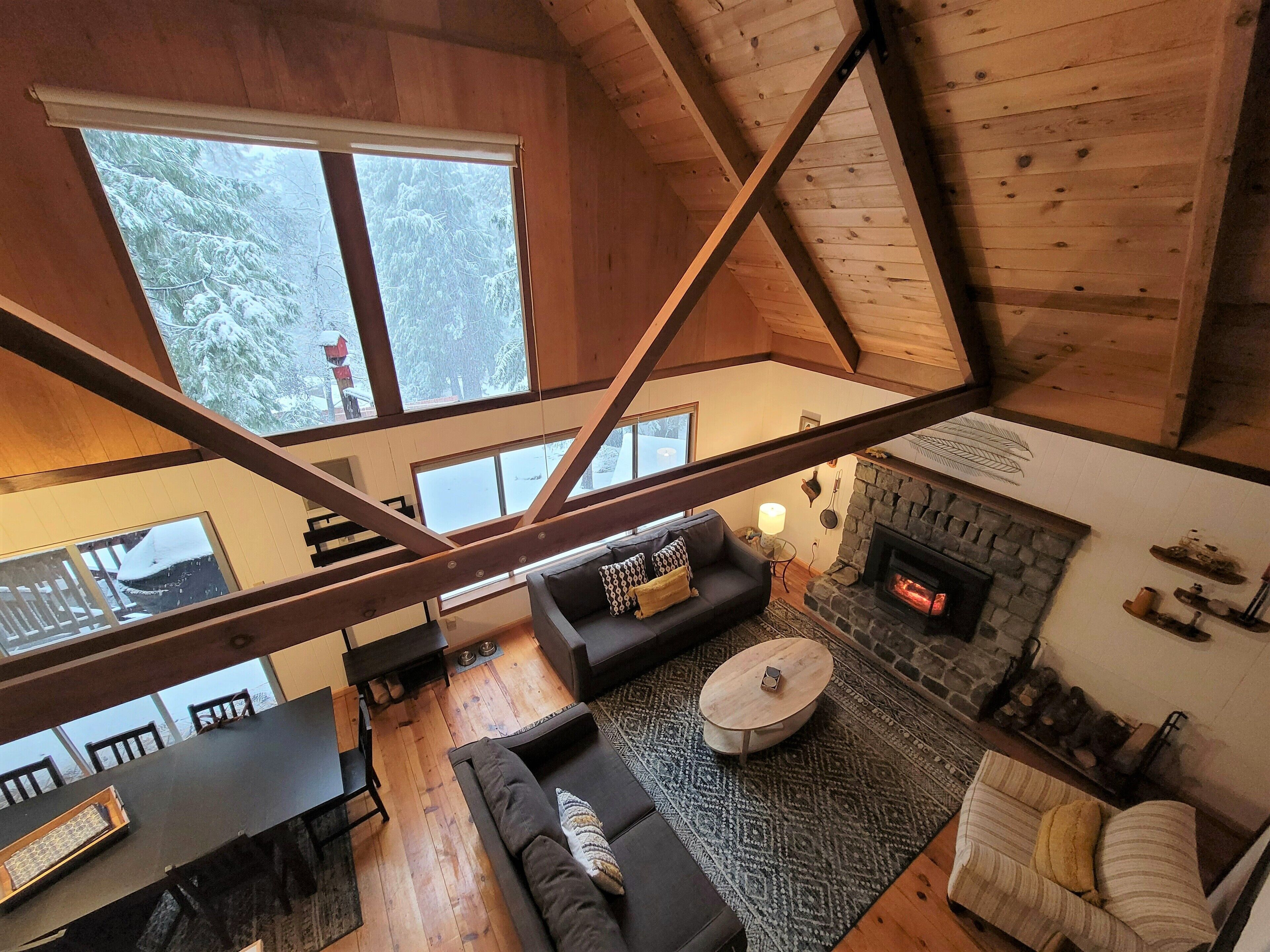 TV connectée, cheminée, jeux vidéo, livres