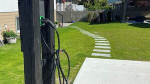 Ein Wohngebiet mit einem Betonweg, der zu einem Haus führt.