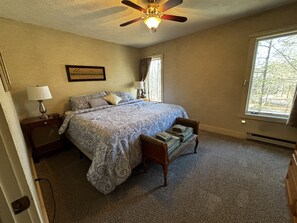 2 bedrooms, free WiFi, bed sheets - Cozy ski retreat on Jack Frost Mountain, just 10-minute walk to ski office!  (White Haven)