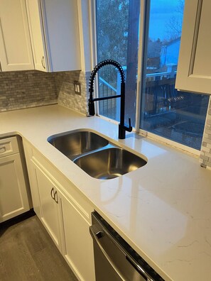 R�éfrigérateur, micro-ondes, four, plaque de cuisson