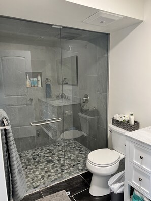 Dusche, Haartrockner, Handtücher, Seife