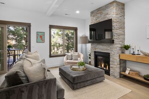 Smart TV, chimenea, videojuegos, libros