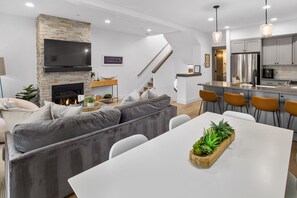 Smart TV, chimenea, videojuegos, libros