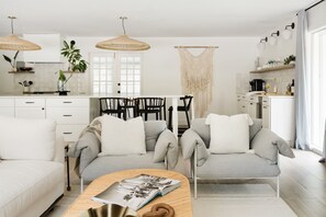 Smart-tv, eldstad, böcker och printers