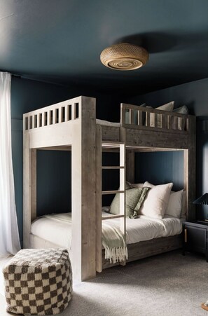 3 bedrooms, desk, iron/ironing board, WiFi