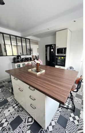 Kühlschrank, Mikrowelle, Ofen, Geschirrspüler