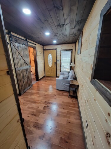 Tiny house on the lake with tv free internet  walk shower 