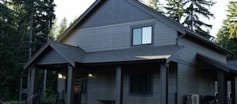 Packwood Cabin w/ Hot Tub | Steps to Town & River