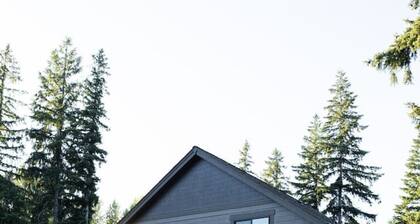 Packwood Cabin w/ Hot Tub | Steps to Town & River