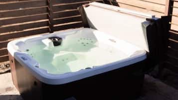 Bañera de hidromasaje exterior