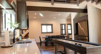 Packwood Cabin w/ Hot Tub | Steps to Town & River
