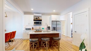 Private kitchen - Historic 2-unit Duplex, 14 min Walk to Riverwalk (Wilmington)