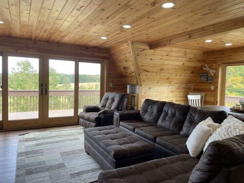Retreat on Pekin Hill 
Close to skiing, splash lagoon, 