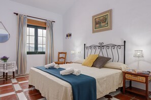 4 bedrooms, iron/ironing board, free WiFi, bed sheets