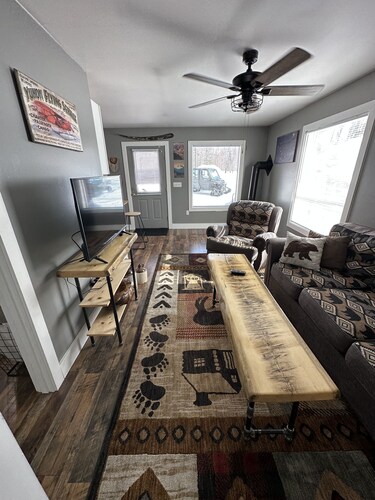 Cabin located on private homestead, with fun activities and beautiful views