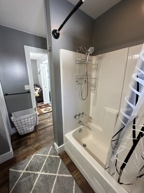 Towels, soap, shampoo, toilet paper - Cabin located on private homestead, with fun activities and beautiful views (Talkeetna)