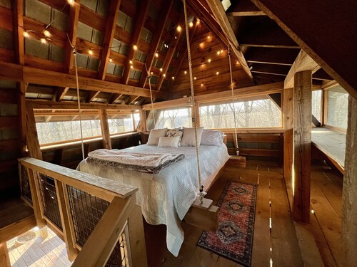 Rustic Cozy Cabin, 20 minutes from Downtown Nashville!  30 day minimum stay